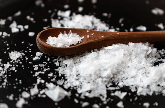 推行食盐加碘后我国是如何控制碘盐含量标准的？